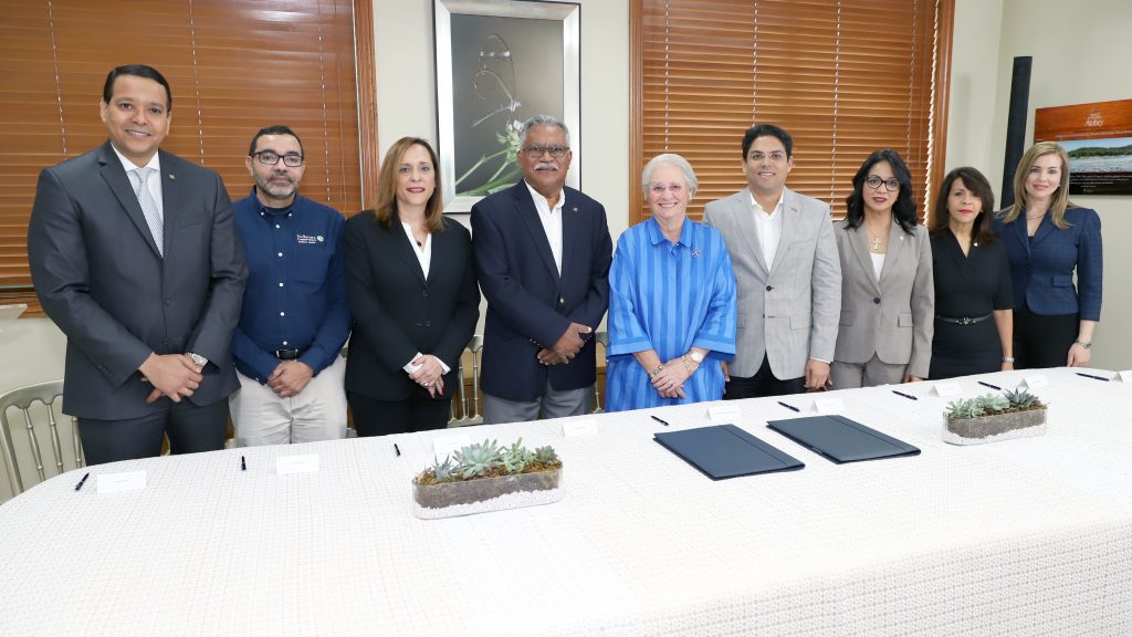 Elías Dinzey, Carlos García, Sandra Aponte, Ernesto Reyna, Rosa Bonetti de Santana, Juan Amell, Josefina Navarro, Mildred Minaya y Karina Cruz