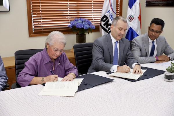 Firma Sra. Rosa Bonetti de Santana y Sr. Miguel Coronado