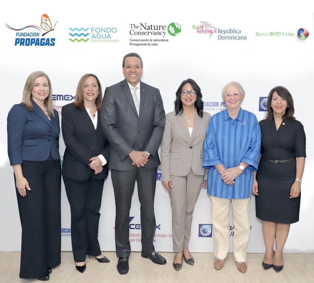 Karina Cruz, Sandra Aponte, Elías Dinzey, Josefina Navarro, Rosa Bonetti de Santana y Mildred Minaya